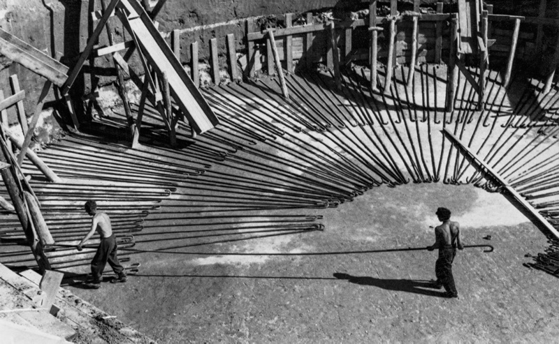 17.06.1952. Zbrojenie trzonu komina baterii koksowniczej nr 1 (obiekt 237a) w rejonie Zakładu Koksochemicznego. Fot. ze zbiorów Archiwum Narodowego w Krakowie (sygnatura 29/777 fot. 449)