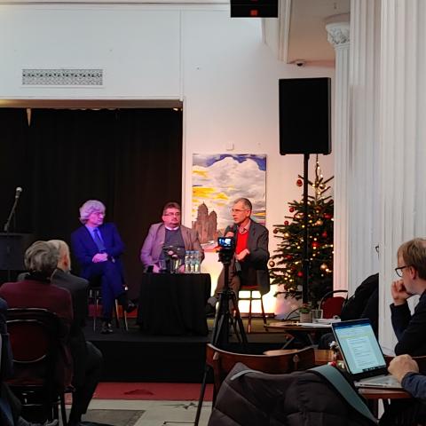 Warszawa, Nowy Świat Muzyki, 17 grudnia 2019. Debata „Ciężar pamięci”. Od lewej: Zbigniew Gluza (Ośrodek KARTA), prof. Igor Hałagida (Uniwersytet Gdański), prof. Grzegorz Motyka (Instytut Studiów Politycznych PAN). Fot. Adam Kaliszewski