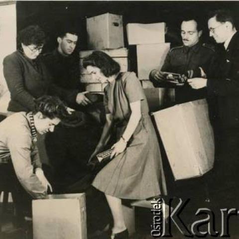 Zdjęcie archiwalne. Pakowanie paczek dla polskich dzieci, które opuściły Związek Radziecki wraz z armią Andersa.
