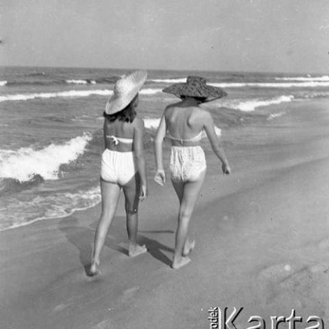 fotografia z archiwum Ośrodka KARTA - kobiety na plaży