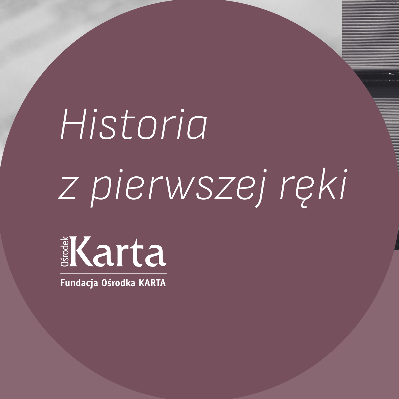 Zdjęcie promujące projekt "Historia z pierwszej ręki" przedstawia stos książek oraz dłoń.