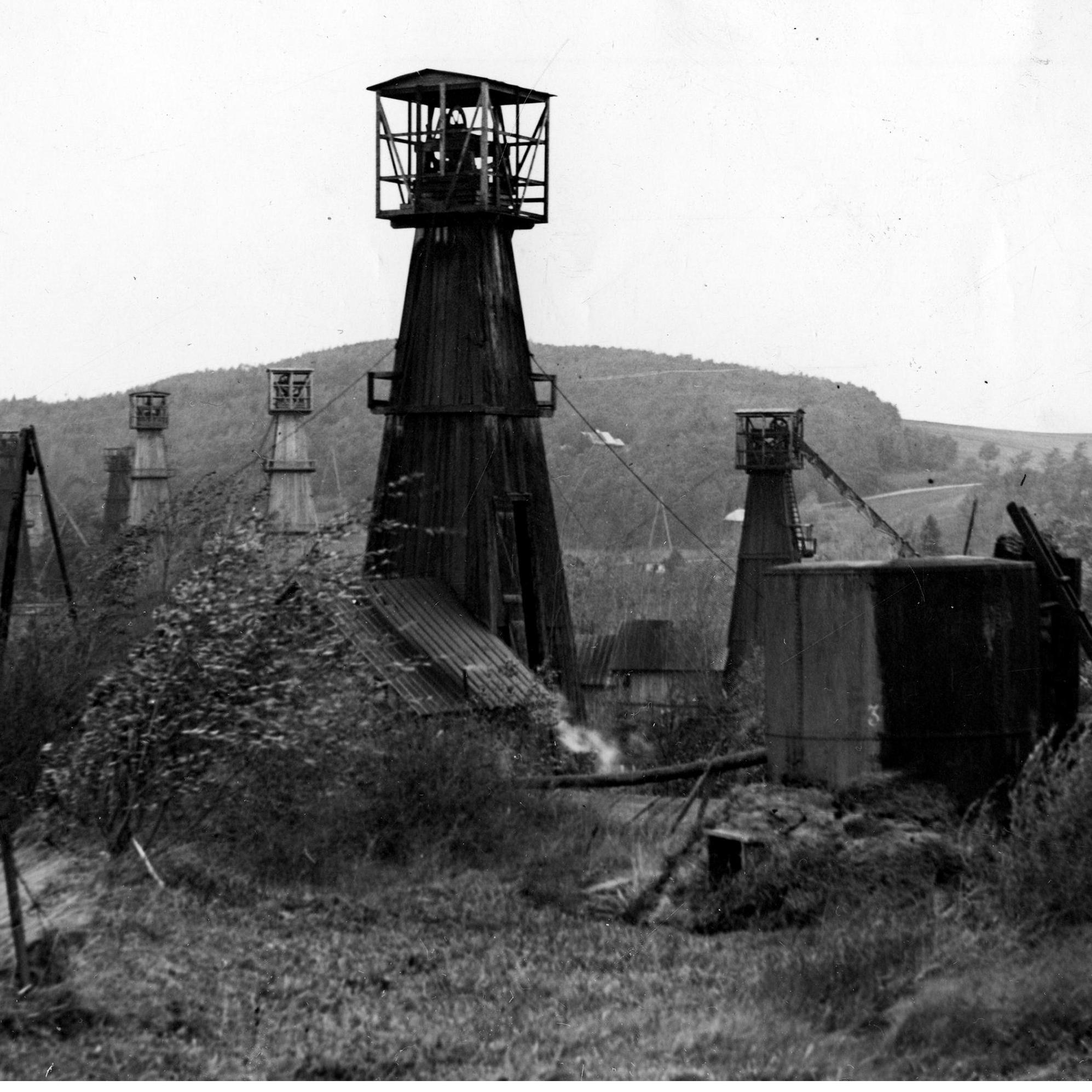 Kopalnia ropy naftowej w Równym, 1932. Fot. NAC