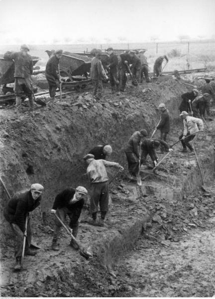 Salzgitter. Robotnicy polscy podczas prac przymusowych. Fot. Schultz Karl/ NAC